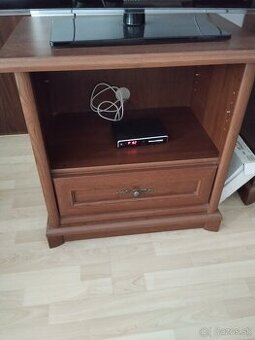 Drevený stolík pod televízor
