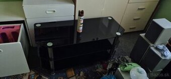 Sklenený stolík pod TV