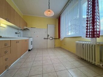 Na predaj: CENTRUM 2 izb.byt + BALKON + PIVNICA + ŠATNIK + Š