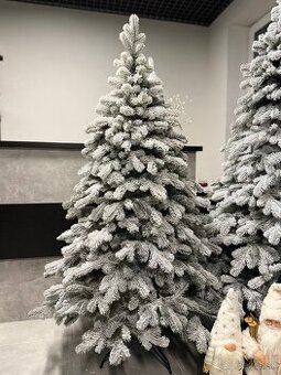 Umelý 3D vianočný stromček Prémiova Zasnežená