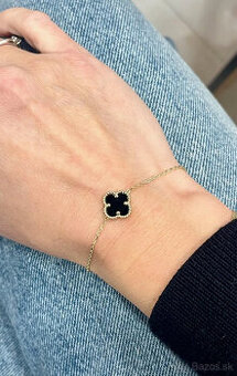 NOVÝ Krásny zlatý náramok s obľúbeným čiernym štvorlístkom