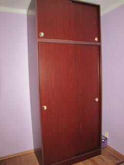 Skriňa s nadstavcom farba mahagon