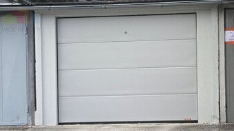 Výnimočná ponuka garáže s prístreškom pre dve autá v Piešťan