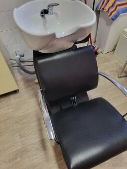 Kadernícke kreslo s umývadlom  a zrkadlo