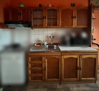 Kuchynská linka s rohovým regálom
