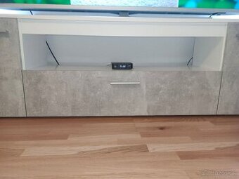 Skrinka pod televízor +polička nad televízor