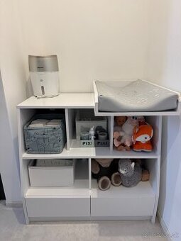 Komoda s prebalovacim pultom