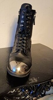 CHANEL čierne čižmy CC z pravej kože. S kovovou špičkou - 1