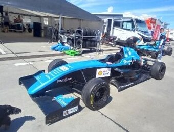 Stôl z pneumatiky formule 3000