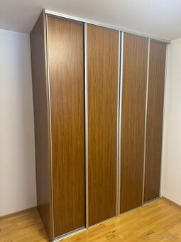 Šatníková skriňa roll-door