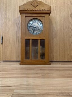 Staré nástenné hodiny