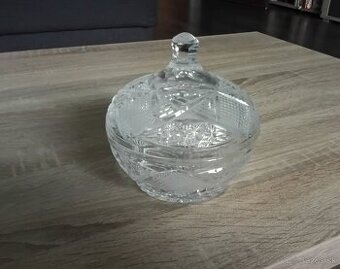 Krištáľová dóza.