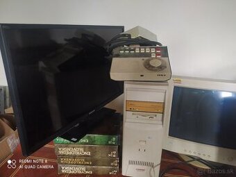 retro pc, telefony, kovova posteľ, matrace