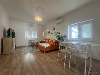 Útulný 2-izbový rodinný dom na prenájom so záhradou