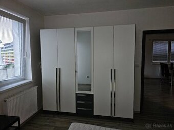 Spálňová zostava veľká skriňa + 2x nočný stolík