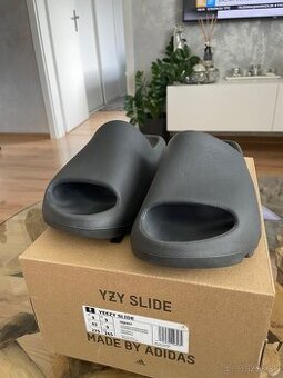 Yzy čierne slide šľapky-43