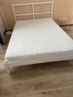 Manzelska postel s matracom