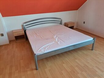 Manželská posteľ železná Plus nočné stolíky grátis