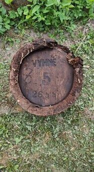 Starý drevenný súdok s obručami