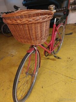 Retro dámsky bicykel s košíkom – zachovalý stav