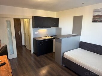 Garsónka s balkónom - centrum mesta