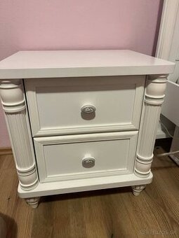 Nočný stolík s 2 zásuvkami – romantický/vintage štýl, biely