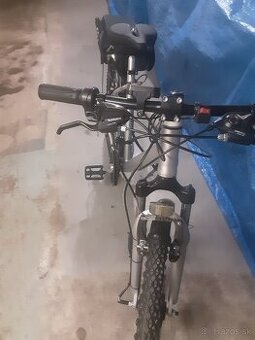 Dvojmotorovy elektrobicykel