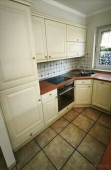 Světlá vestavěná kuchyně se spotřebiči,6467