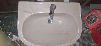 Ponukam na predaj umyvadlo a zatvarac dverí.