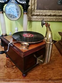 Historicky gramofon na kluku 1920 - 1930 - 1