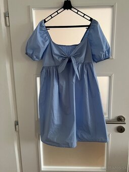 Bledomodré mini saty s maslou s vyrezom cez vystrih