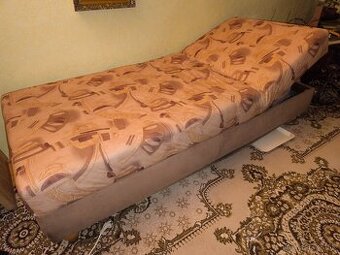 Posteľ s úložným priestorom