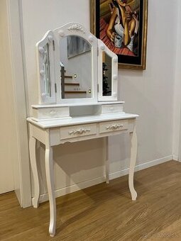 Kozmeticky stolik