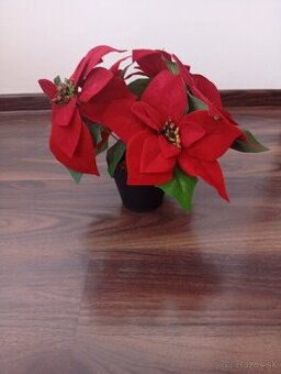 Umelá vianočná ruža.
