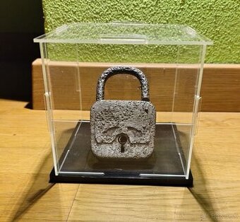 Starožitny zámok z 30 tých rokov