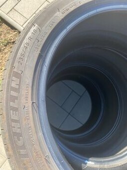Letné pneu na Teslu 235/45 R18