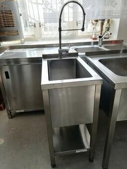 drez s policou a bateriou