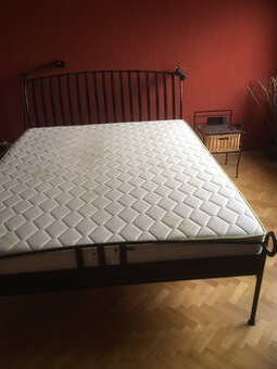 Predám manželskú posteľ kovovú 200x160