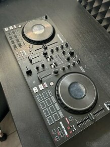 Numark Mixtrack Platinum FX (DJ konzola)