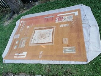 Koberec 330 cm x 240 cm