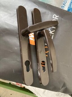 Klucka na dvere orechovo hneda