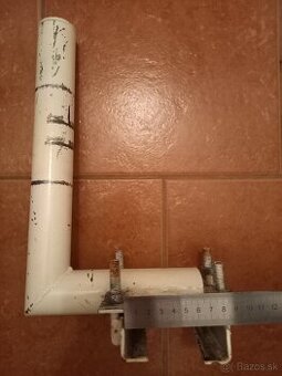 Satelitná/ anténna konzola na zárubňu