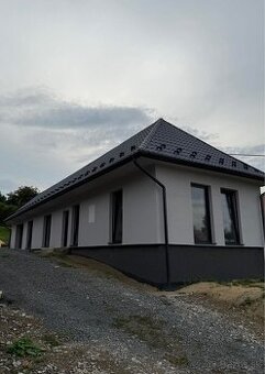 Rodinný dom s veľkým pozemkom a garážou v obci Medzany