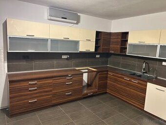 Predam kuchynsku linku s umyvackou a digestorom