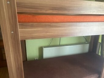 Poschodová masívna posteľ