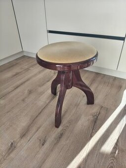 Predam klavirnu stolicku.