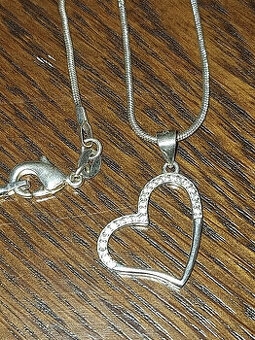 STRIEBORNÝ NÁHRDELNÍK