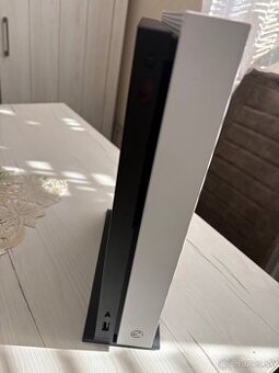 Predam X Box one S 1TB + 2 ovladace