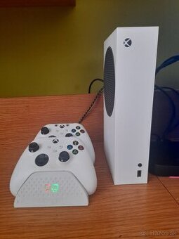 Xbox series s +2ovkadače s nabijačkou
