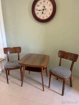 Dizajnérske stoličky s konferenčným stolíkom